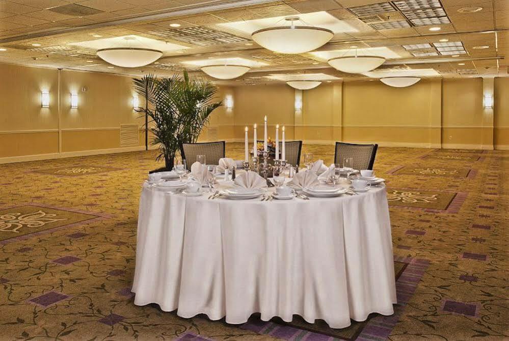 Holiday Inn Alexandria At Carlyle By Ihg Esterno foto